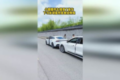 小姐姐放学开车被撞,小姐姐的惊险瞬间
