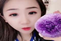 小姐姐吃紫薯球,小姐姐的甜蜜美食之旅