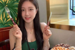 吃饭小姐姐拍照,小姐姐捕捉美味时光
