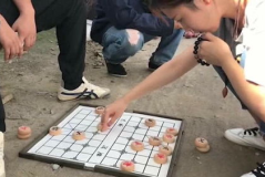 街头小姐姐下象棋,小姐姐的智慧对决