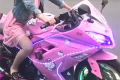 菲亚特机车小姐姐,时尚与动感的完美融合